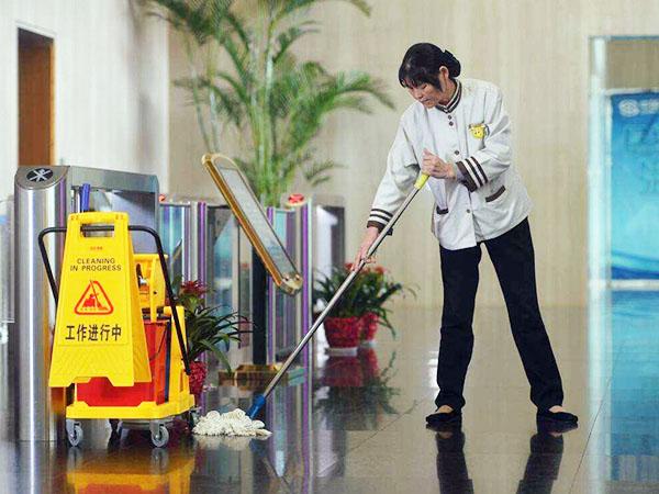 為什么現(xiàn)在很多企業(yè)保潔選擇托管，而不是自招呢？